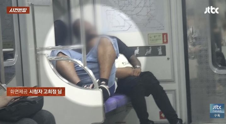 [서울=뉴시스] 지하철 노약자석에 다리를 올리고 잠든 승객이 포착됐다. (사진 출처=JTBC '사건반장' 캡처)