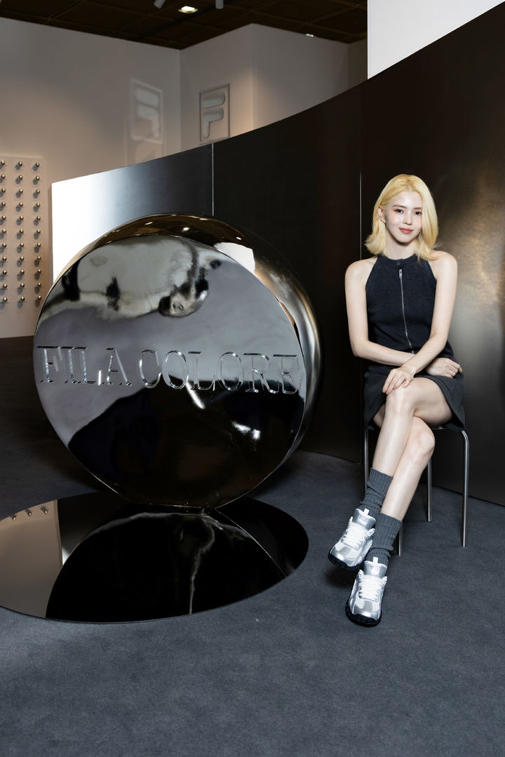 미스토코리아가 전개하는 이탈리아 스포츠 브랜드 휠라(FILA)가 '프리즈 서울 2026(Frieze Seoul 2026)'의 공식 파트너로 참여하고, 연간 컬처 프로젝트 '휠라 꼴로레(FILA COLORE)'의 첫 번째 전시를 공개한다고 3일 밝혔다. *재판매 및 DB 금지