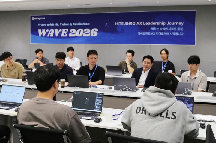 [서울=뉴시스] 지난달 12일 하이트진로 서초사옥에서 열린 'AX 리더 육성 과정'에 참석한 허재균 하이트진로 상무(둘째 줄 오른쪽 두 번째)를 포함한 임직원들이 교육을 받고 있다. (사진=하이트진로 제공) *재판매 및 DB 금지