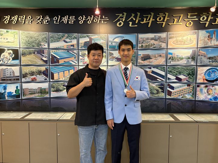 [안동=뉴시스] 국제지구과학올림피아드에서 은메달을 획득한 경산과학고 서하진(오른쪽) 학생과 성상윤 지도교사 (사진=경북교육청 제공) 2026.09.03.photo@newsis.com *재판매 및 DB 금지