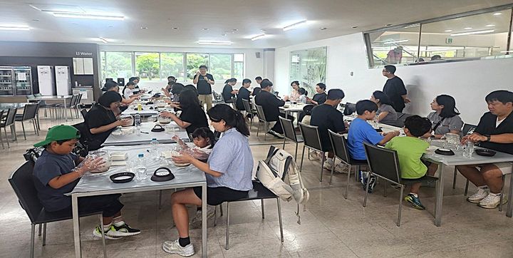 [횡성=뉴시스] 주요 프로그램 국순당 막걸리 빚기 체험. (사진=횡성군 제공) 2026.09.03. photo@newsis.com *재판매 및 DB 금지