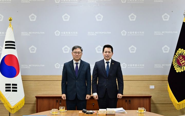 [서울=뉴시스] 1일(화) 임만균 서울시의회 의장(우)이 정윤순 한국생명존중희망재단 이사장(좌)과 지방정부 자살예방 역할 및 생명존중 문화 확산 방안에 대해 논의한 후 기념 사진을 촬영을 하고 있다. (사진=서울시의회 제공) 2026.09.03. photo@newsis.com *재판매 및 DB 금지