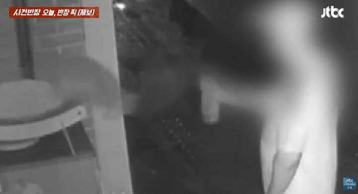[서울=뉴시스] 한 남성이 고양이를 향해 스프레이를 뿌리는 모습. (사진=JTBC '사건반장' 캡처) *재판매 및 DB 금지