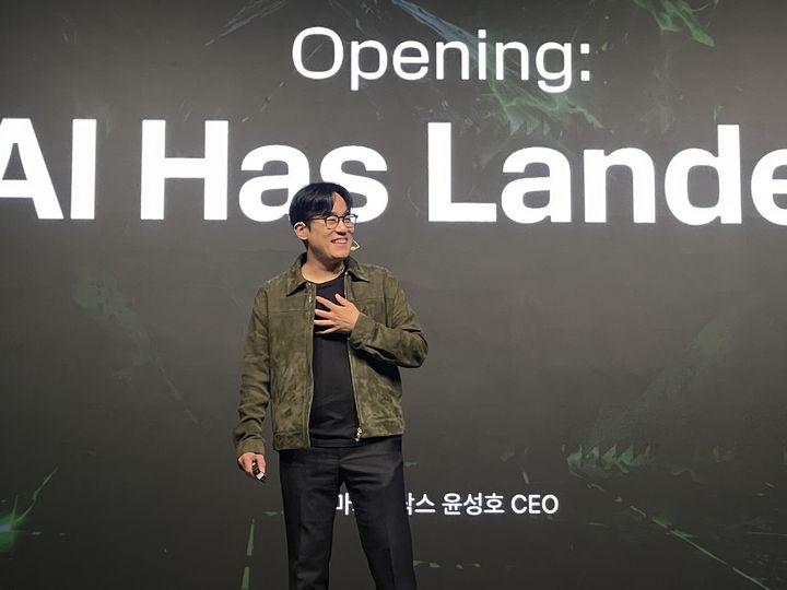 [서울=뉴시스] 이주영 기자 = 윤성호 마키나락스 대표가 3일 열린 피지컬AI 컨퍼런스 '어텐션 2026' 기조연설에서 발표하는 모습. 2026.09.03. zoo@newsis.com *재판매 및 DB 금지
