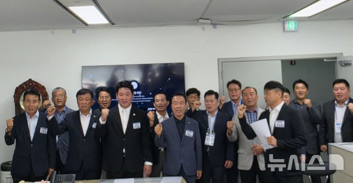 [경기광주=뉴시스] 신정훈 기자 = 용인 반도체 산단 광주시 상생발전 범시민연대가 3일 광주시청에서 기자회견을 열고 정부가 산업·교통·주거 등 종합적인 지원책을 마련하라고 촉구했다. 2026.09.03. gs5654@newsis.com