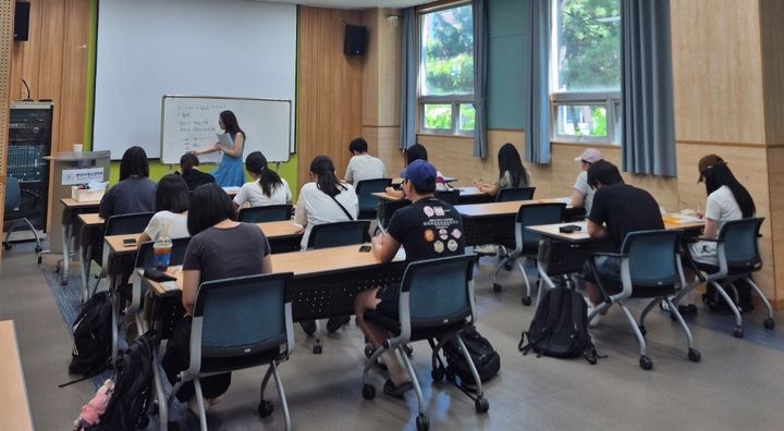 [양산=뉴시스] 안지율 기자 = 학교 밖 청소년지원센터가 검정고시 교육을 하고 있다. (사진= 양산시 제공) 2026.09.03. photo@newsis.com *재판매 및 DB 금지