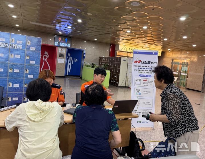 [부천=뉴시스]경기 부천소방서가 소사국민체육관에서 부천시보건소와 함께 119안심콜 서비스와 올바른 구급차 이용문화 확산을 위한 홍보활동을 진행하고 있다. (사진=부천소방서 제공) 2026.09.03. photo@newsis.com