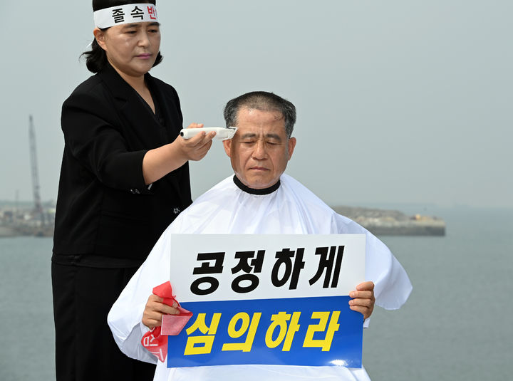삭발하는 정성주 시장(사진=김제시 제공) *재판매 및 DB 금지