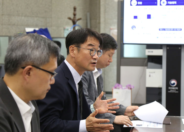 [대전=뉴시스] 정연우 지식재산처 차장(가운데)이 3일 정부대전청사 기자실을 찾아 '2026년 상반기 특별사법경찰 수사실적'에 대해 설명하고 있다.(사진=지식재산처 제공) *재판매 및 DB 금지