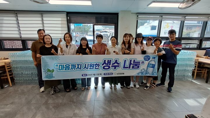 [전주=뉴시스] 전북 전주연탄은행은 전주시 내 취약계층 300가구를 대상으로 생수 나눔 봉사활동을 진행했다고 3일 밝혔다. (사진=전주연탄은행 제공) 2026.09.03. photo@newsis.com *재판매 및 DB 금지