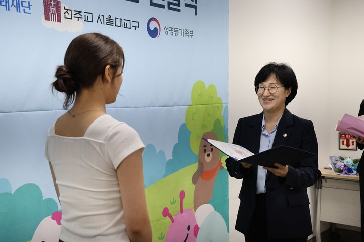 [서울=뉴시스] 3일 천주교 서울대 교구청에서 열린 '청소년 미혼 한부모 장학·취업 축하 간담회'에서청소년 미혼 한부모룰 격려하는 원민경 성평등가족부 장관 (오른쪽) (사진=천주교 서울대교구 제공) 2026.09.03. photo@newsis.com *재판매 및 DB 금지