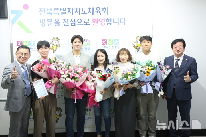 [전주=뉴시스] 전북도체육회는 3일 탁구대회 도중 심정지 생명 구한 의인 5명에게 특별표창을 수여했다. 2026.09.03 *재판매 및 DB 금지