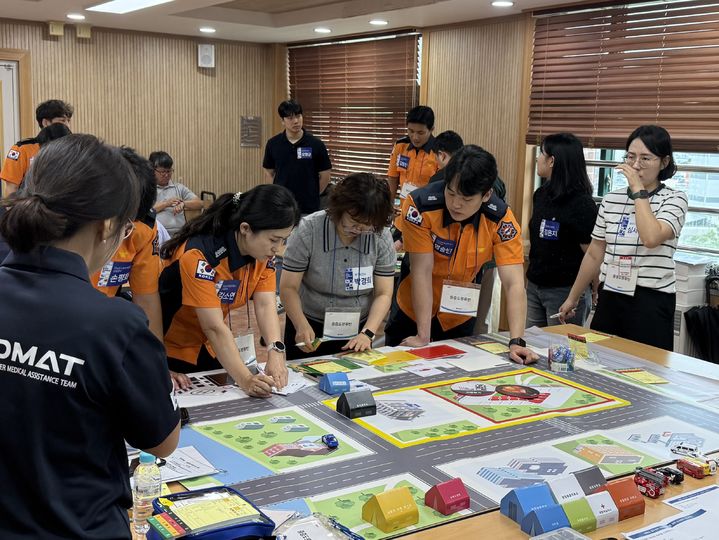 [전남광주=뉴시스] 박기웅 기자 = 조선대병원이 실시한 '2026년 광주권역 재난의료지원 교육'에서 참가자들이 재난의료 대응체계 등 훈련, 교육을 받고 있다. (사진 = 조선대병원 제공) photo@newsis.com *재판매 및 DB 금지
