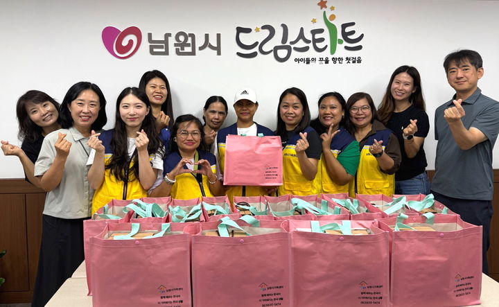 [남원=뉴시스] 3일 남원시가족센터에 직접 만든 '추석맞이 나눔키트'를 전달한 '필리핀해피봉사단'이 가족센터 관계자들과 사진을 찍고 있다. *재판매 및 DB 금지