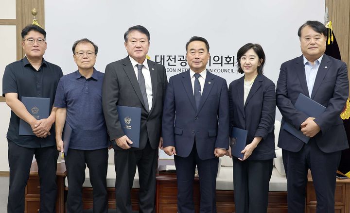 [대전=뉴시스] 대전시의회 행동강령운영 자문위원들이 2일 위촉식이 열린 뒤 조성칠(오른쪽 세번째) 시의장과 기념사진을 찍고 있다. (사진=대전시의회 제공) 2026.09.03. photo@newsis.com *재판매 및 DB 금지