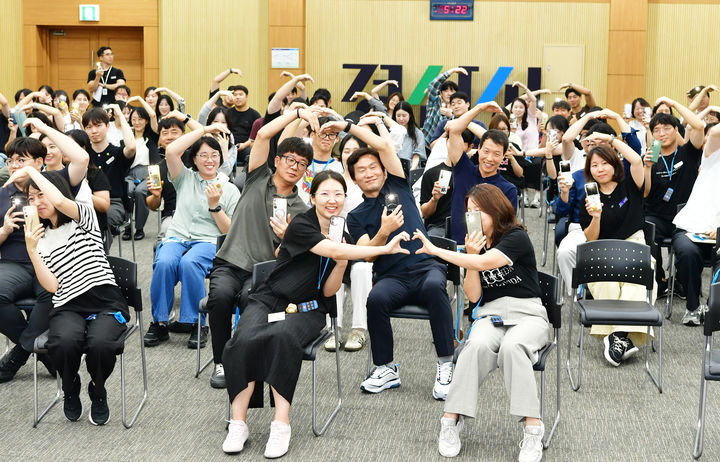 조현일 경산시장과 직원들, 소통의 시간을 갖고 단합을 과시하고 있다. (사진=경산시 제공) *재판매 및 DB 금지
