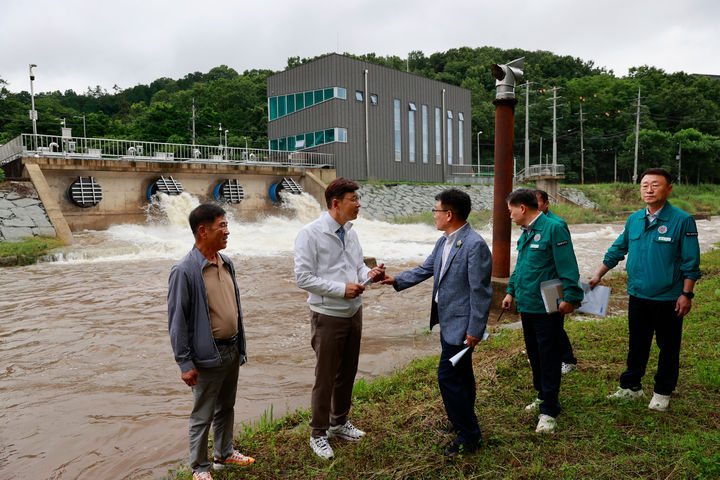 [전남광주=뉴시스] 김철우 보성군수가 지난 2014년 7월1일 보성 배수펌프장을 점검하는 모습. (자료사진 = 보성군 제공). 2026.09.03. photo@newsis.com *재판매 및 DB 금지