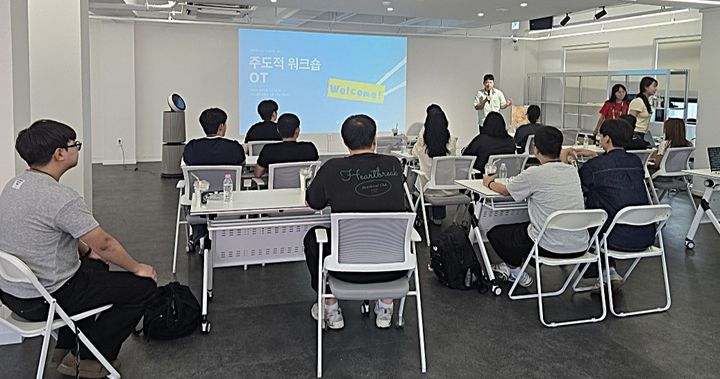 [원주=뉴시스] 한라대학교 학생들이 제주 주도적 워크숍에서 지역자원 활용 사례에 대한 설명을 듣고 있다. (사진=한라대학교 제공) 2026..09.03 photo@newsis.com *재판매 및 DB 금지
