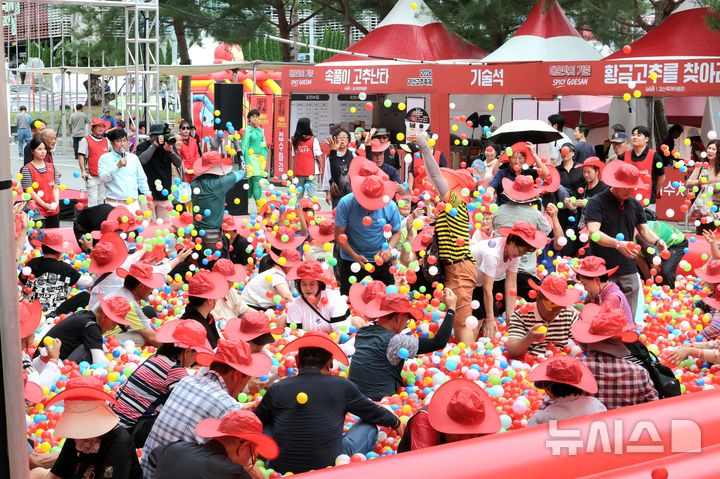 [괴산=뉴시스] 3일 오후 충북 괴산군 유기농엑스포광장에서 열린 2026 괴산고추축제의 '황금고추를 찾아라' 프로그램에서 참가자들이 행사를 즐기고 있다. (사진= 괴산군 제공) 2026.09.03. photo@newsis.com&nbsp; 