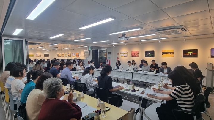 [화성=뉴시스] 경기도와 도내 시군 통합돌봄 담당자들이 3일 화성 온(溫) 이음채-케어안심주택에서 화성시가 주관하는 통합지원회의를 참관하고 있다. (사진=화성시 제공) 2026.09.03. photo@newsis.com *재판매 및 DB 금지