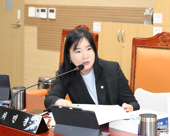 [아산=뉴시스] 위민경 아산시의원이 2일 지역경제과 소관 행정사무감사에서 질의를 하고 있다. (사진=아산시의회 제공) 2026.09.03 photo@newsis.com *재판매 및 DB 금지