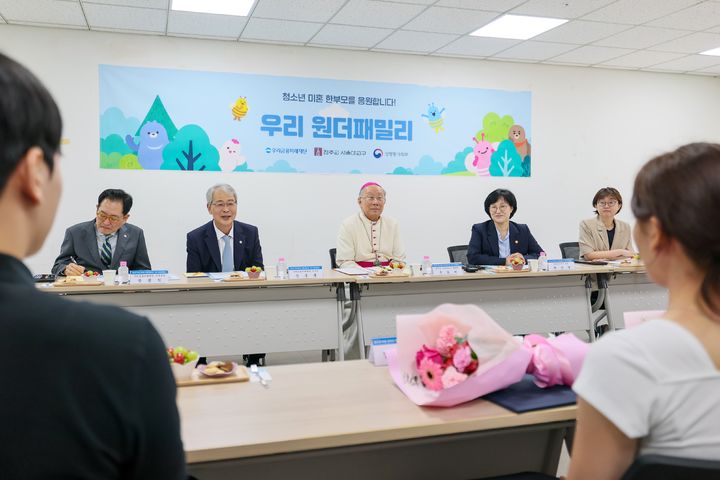 3일 천주교 서울대교구청에서 열린 '청소년 미혼 한부모 자립지원사업' 성과공유 간담회에 (왼쪽 두 번째부터)임종룡 우리금융미래재단 이사장, 구요비 천주교 서울대교구 총대리 주교, 원민경 성평등가족부 장관이 참석해 의견을 듣고 있다. (사진=우리금융 제공) *재판매 및 DB 금지