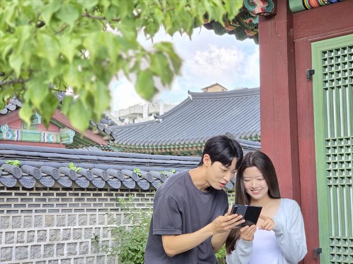 [서울=뉴시스] 윤현성 기자 = 삼성전자 모델들이 3일 오전 서울 종로구 창덕궁에서 '갤럭시 Z 폴드8 울트라' 카메라를 이용해 촬영한 사진을 확인하고 있다. 2026.09.03. hsyhs@newsis.com *재판매 및 DB 금지