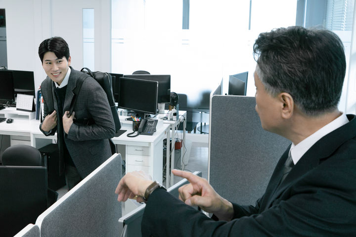 [서울=뉴시스]출근 시간 바로 직전 도착과 적어도 10분 전 출근을 둘러싼 직장인들의 찬반 논쟁이 이어지고 있다. (사진=유토이미지) 2026.09.03