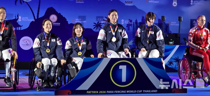 [서울=뉴시스]장애인펜싱, 여자 에페 월드컵 단체전 첫 금메달. (사진=대한장애인체육회 제공)