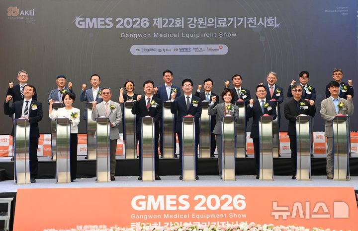 [원주=뉴시스] 이덕화 기자 = 3일 제22회 강원의료기기전시회가 의료기기종합지원센터에서 열린 가운데 김영성 원주의료기기산업진흥원장과 구자열 원주시장 등 내빈들이 전시회의 성공을 기원하는 파이팅을 외치고 있다. 2026.09.03. wonder8768@newsis.com