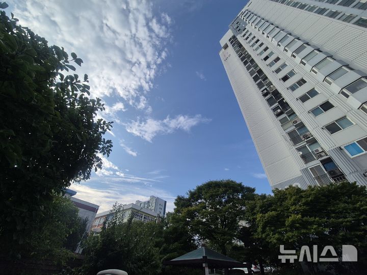 [울산=뉴시스] 울산 남구 문수로아이파크 1차 1단지 아파트 담벼락 너머로 옥동초 건물이 보인다. 이 아파트 주민들은 현재 남산초 배정을 옥동초 배정으로 변경해달라는 안을 울산강남교육지원청에 전달해놓은 상태다. 2026.09.03 photo@newsis.com