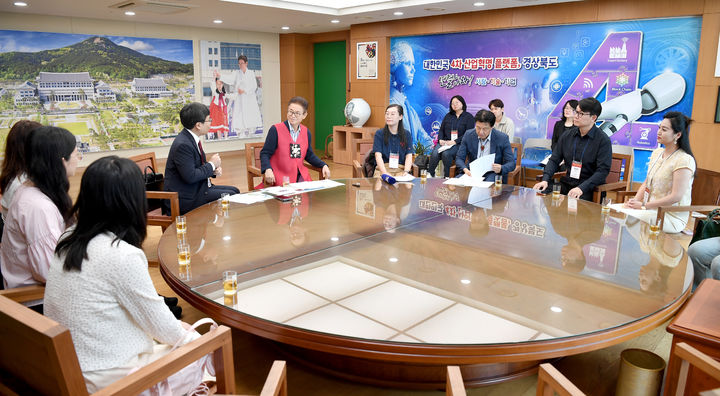 [안동=뉴시스] 중국 랴오닝TV·장쑤TV가 3일 경북도청을 방문해 이철우 경북지사와 인터뷰를 하고 있다. (사진=경북도 제공) 2026.09.03. photo@newsis.com *재판매 및 DB 금지