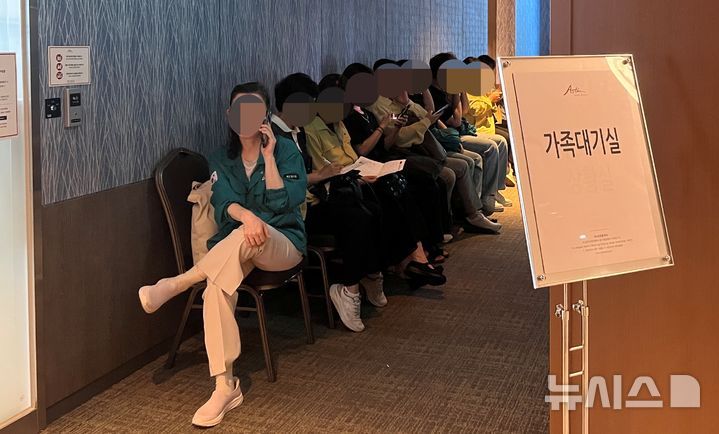 [부산=뉴시스] 이아름 기자 = 전날 전복·침몰된 예인선 티엔에스캐처호(286t·승선원 8명) 수색 이틀째인 3일 오후 부산 동구의 한 호텔에 마련된 실종자 가족 대기실 앞에서 사람들이 앉아 있다. 2026.09.03. aha@newsis.com 