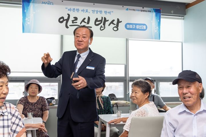 [서울=뉴시스] 유동균 마포구청장이 3일 성산2동 주민센터에 마련된 어르신밥상을 찾아 급식 운영 현황을 살피고 있다. (사진=마포구 제공) 2026.09.03. photo@newsis.com *재판매 및 DB 금지