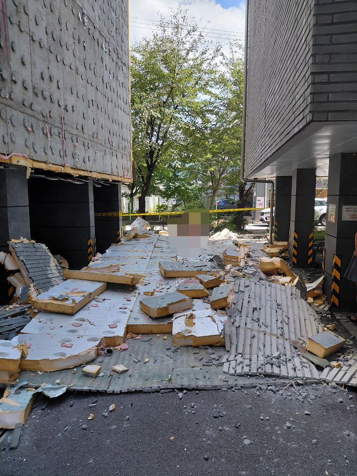 [포천=뉴시스] 외벽 붕괴 현장. (사진=포천소방서 제공) 2026.09.03. photo@newsis.com *재판매 및 DB 금지