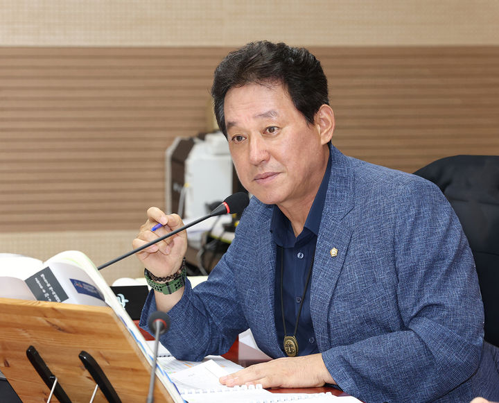 [아산=뉴시스] 이춘호 아산시의원이 지난 2일 체육진흥과 소관 행정사무감사에서 질의를 하고 있다. (사진=아산시의회 제공) 2026.09.03 photo@newsis.com *재판매 및 DB 금지