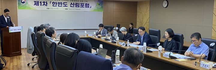 [대전=뉴시스] 3일 임하수(오른쪽줄 가운데) 산림청 차장이 산림비전센터에서 열린 '한반도 산림포럼'을 주재하고 있다.(사진=산림청 제공) *재판매 및 DB 금지