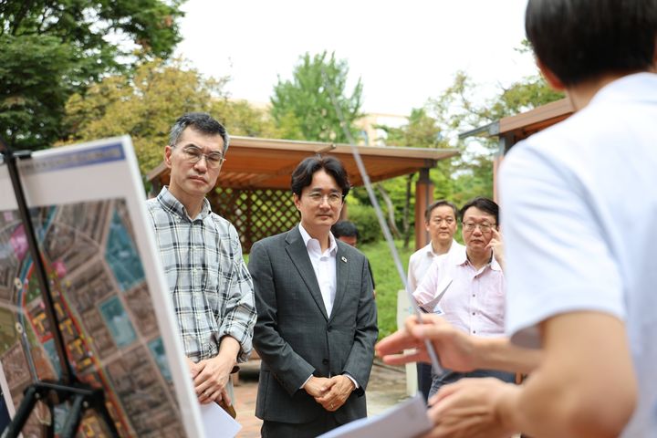 [서울=뉴시스] 8월 25일 서준오 노원구청장이 어린이교통공원에서 신속통합기획 자문위원들과 함께 중계그린아파트 재건축사업 브리핑을 청취하며 논의하는 모습. (사진=노원구 제공) 2026.09.03. photo@newsis.com *재판매 및 DB 금지