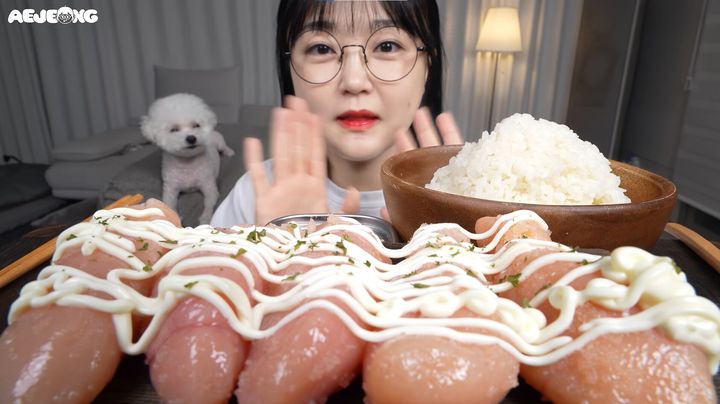 [서울=뉴시스] 다양한 방식으로 명란젓을 즐기는 모습이 소셜미디어에서 인기를 끌고 있다. (사진=유튜브 채널 '애정 Aejeong' 캡처)