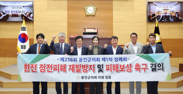 한국전력공사에 백령도 정전피해 재발방지 및 피해보상 촉구를 건의하는 옹진군의회 의원들. (사진=옹진군 제공) 2026.09.03. photo@newsis.com *재판매 및 DB 금지