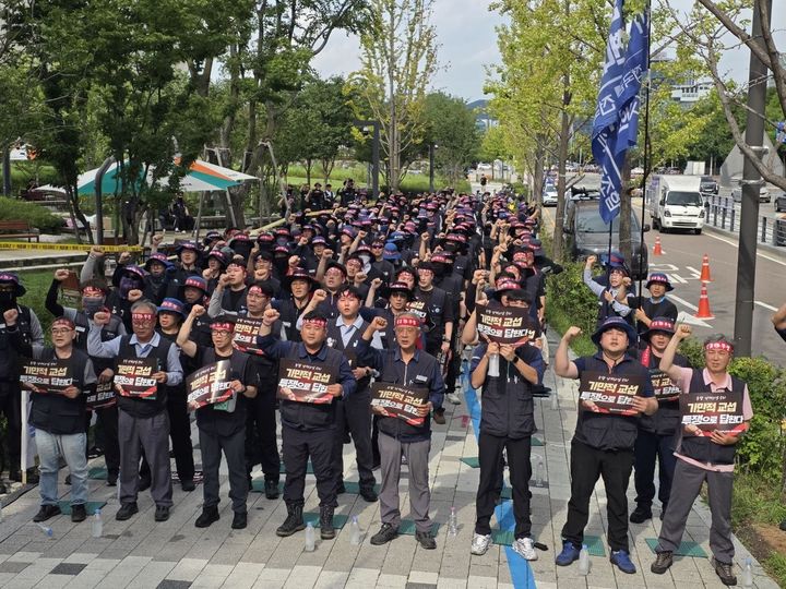 [울산=뉴시스] HD현대중공업 노동조합 소속 확대간부들이 지난 2일 경기도 성남시에 위치한 HD현대그룹 글로벌R&D센터 앞에서 파업 투쟁 출정식을 개최했다. (사진=HD현대중공업 노동조합 제공) 2026.09.02. photo@newsis.cpm *재판매 및 DB 금지