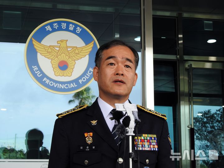 [제주=뉴시스] 김수환 기자 = 3일 오후 김종철 신임 경찰청 차장 겸 경찰청장 직무대행이 제주시 노형동 제주경찰청 정문에서 취재진을 향해 발언하고 있다. 2026.09.03. notedsh@newsis.com