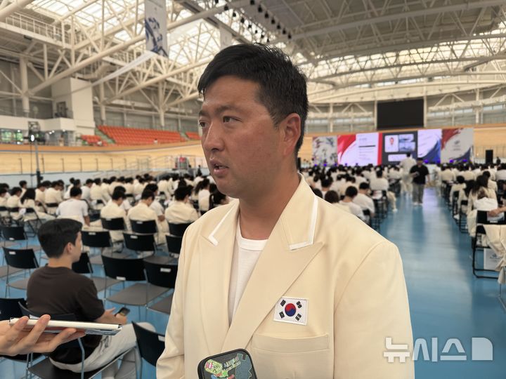 [진천=뉴시스] 김진엽 기자= 한국 남자 양궁 간판 선수인 김우진이 3일 진천선수촌에서 진행된 2026 아이치·나고야 하계 아시안게임 대한민국 선수단 결단식 이후 취재진을 만나 대회를 앞둔 각오를 전하고 있다. 2026.09.03. wlsduq123@newsis.com