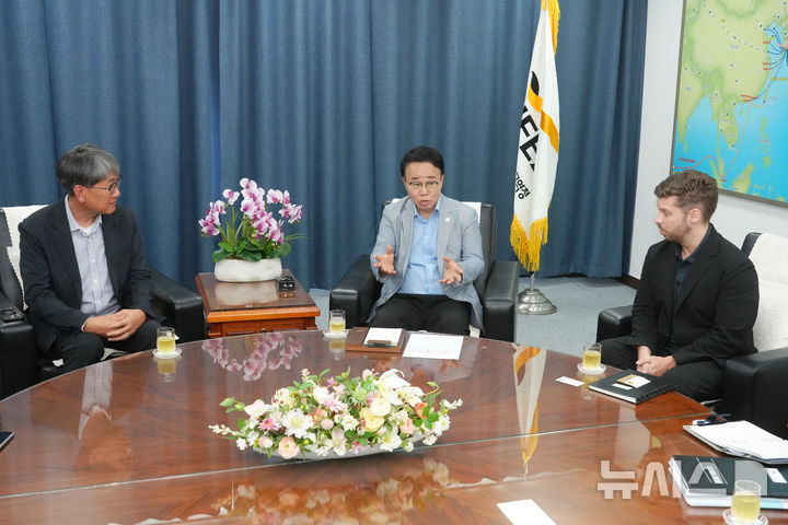 [창원=뉴시스]부산진해경제자유구역청 박성호(가운데) 청장이 3일 청사 접견실에서 UPS(United Parcel Service) 아시아태평양 지역본부 브렛 스티븐슨(오른쪽) 대외협력 총괄이사, UPS Korea 서보국 대표와 김해공항·가덕도신공항 연계 항공 특송물류거점 구축 방안을 논의하고 있다.(사진=부산진해경제자유구역청 제공) 2026.09.03. photo@newsis.com