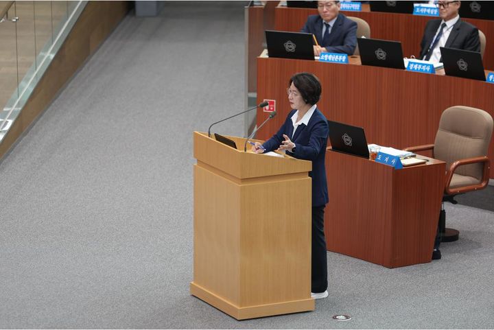 [수원=뉴시스] 2일 오전 수원특례시 경기도의회 본회의장에서 열린 제393회 임시회 제2차 본회의에서 추미애 경기도지사가 일문일답을 하고 있다. (사진=경기도 제공) 2026.09.03. photo@newsis.com *재판매 및 DB 금지