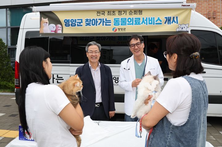 [영양=뉴시스] 오도창 영양군수가 '찾아가는 동물 의료 서비스' 현장에서 관계자들을 격려하고 있다. (사진=영양군 제공) 2026.09.03. photo@newsis.com *재판매 및 DB 금지
