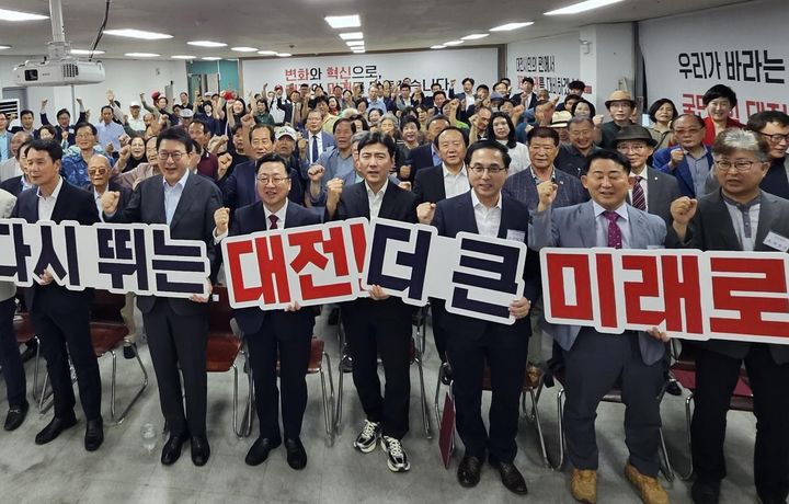 [대전=뉴시스] 조명휘 기자 = 이장우(앞줄 왼쪽 세번째) 국민의힘 대전시당 위원장이 3일 취임식을 연 뒤 기념사진을 찍고 있다. (사진= 국민의힘 대전시당 제공) 2026.09.03. *재판매 및 DB 금지
