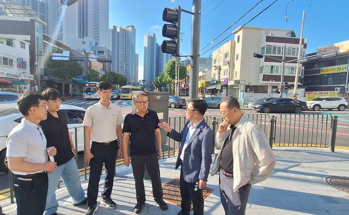 [광명=뉴시스] 광명시 교통국 직원들이 3일 오전 출퇴근시간 사성로75번길 일대에서 교통 문제를 점검하고 해결 방안을 논의하고 있다. (사진=광명시 제공) 2026.09.03. photo@newsis.com *재판매 및 DB 금지
