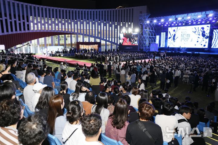 [제천=뉴시스] 이병찬 기자 =3일 충북 제천시 제천예술의전당 여름광장에서 제22회 제천국제음악영화제(JIMFF) 개막식이 열리고 있다.2026.09.03.bclee@newsis.com