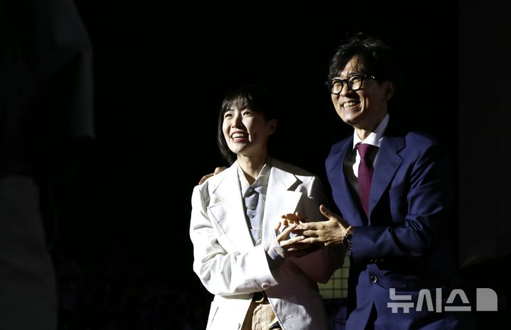[제천=뉴시스] 이병찬 기자 =3일 충북 제천시 제천예술의전당 여름광장에서 열린 제22회 제천국제음악영화제(JIMFF) 개막식에서 장항준 집행위원장이 레드카펫으로 입장하는 심은경을 맞이하고 있다.2026.09.03.bclee@newsis.com 